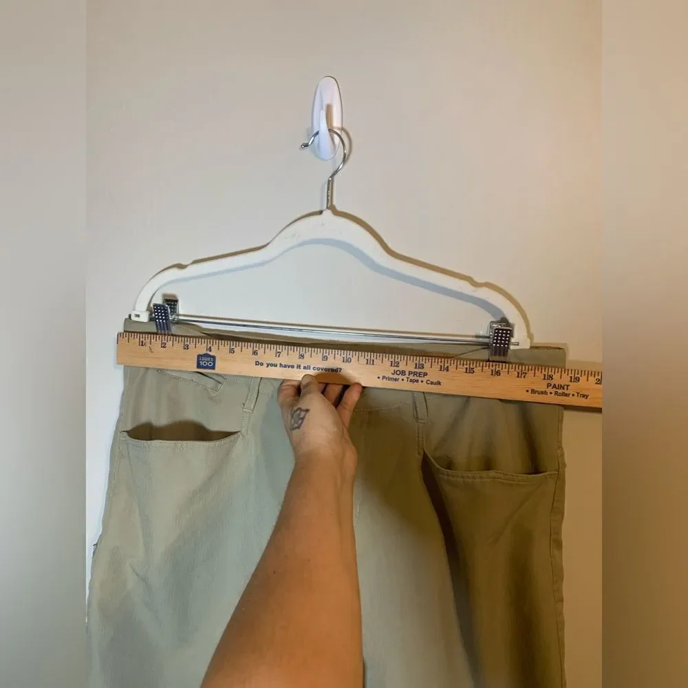 The North Face Khaki Shorts Size 36‎